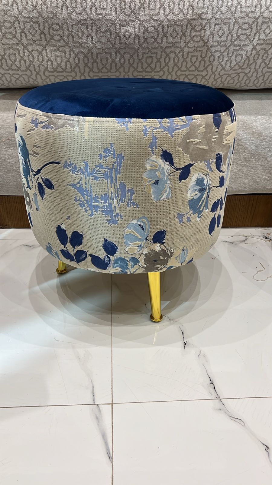 Tabouret rond en Tissu Anti Tache avec pieds dorés – Élégance et confort modernes