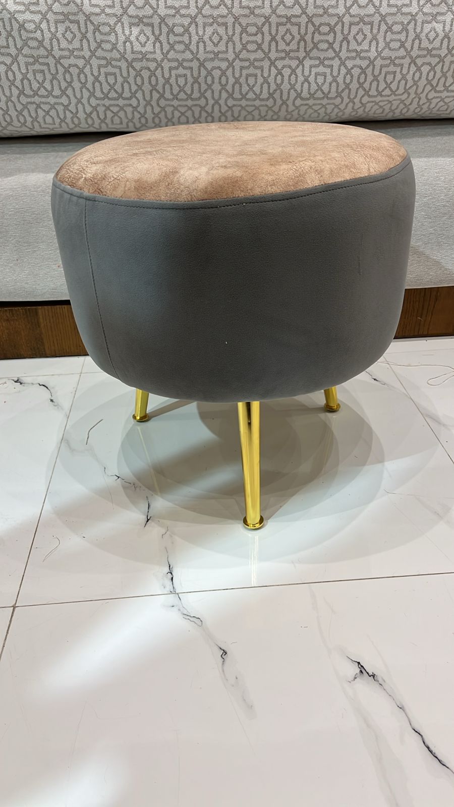 Tabouret rond en Tissu Anti Tache avec pieds dorés – Élégance et confort modernes