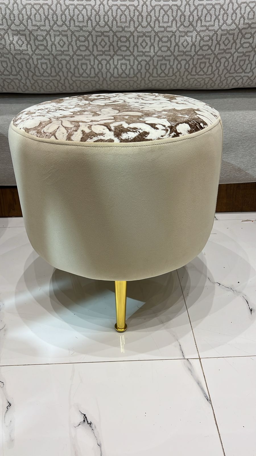 Tabouret rond en Tissu Anti Tache avec pieds dorés – Élégance et confort modernes
