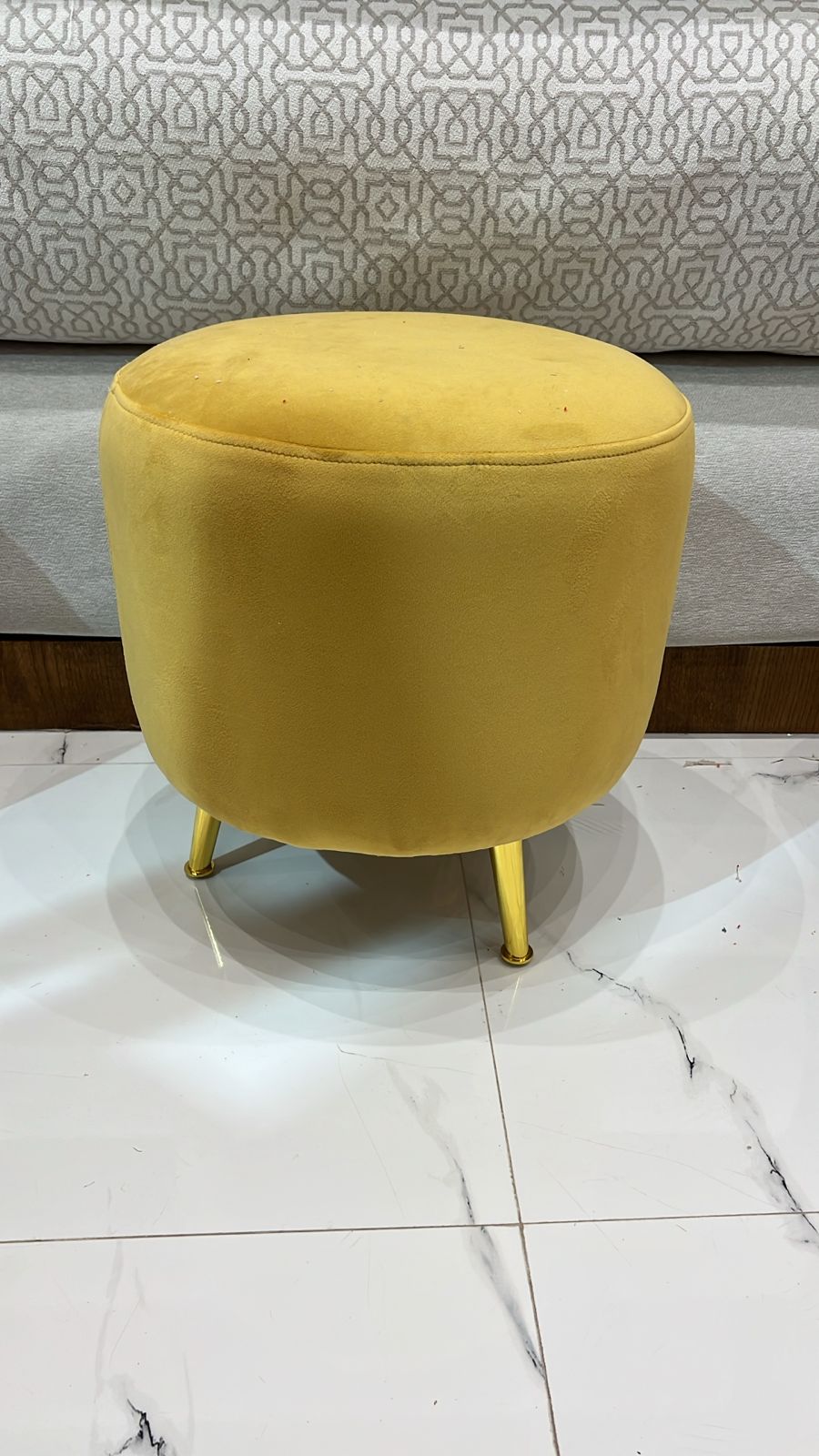 Tabouret rond en Tissu Anti Tache avec pieds dorés – Élégance et confort modernes