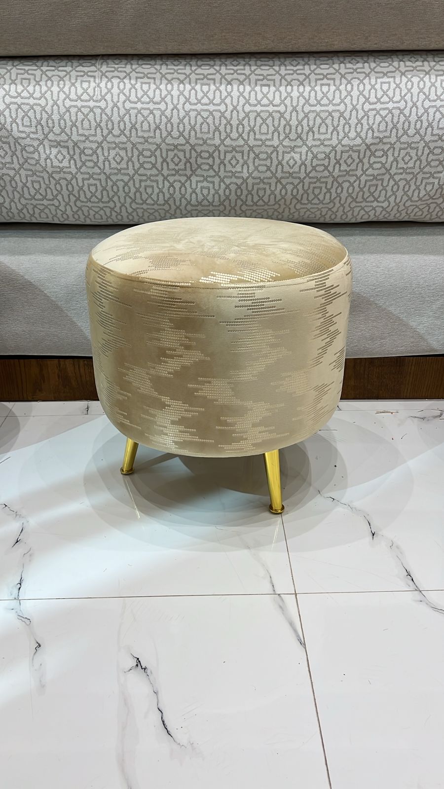 Tabouret rond en Tissu Anti Tache avec pieds dorés – Élégance et confort modernes