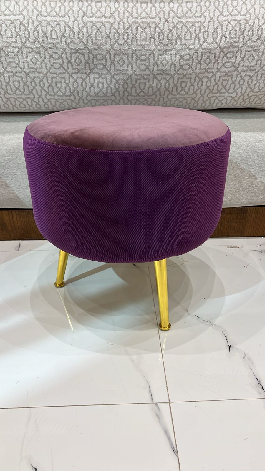 Tabouret rond en Tissu Anti Tache avec pieds dorés – Élégance et confort modernes