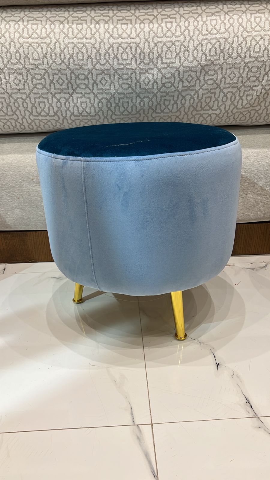 Tabouret rond en Tissu Anti Tache avec pieds dorés – Élégance et confort modernes