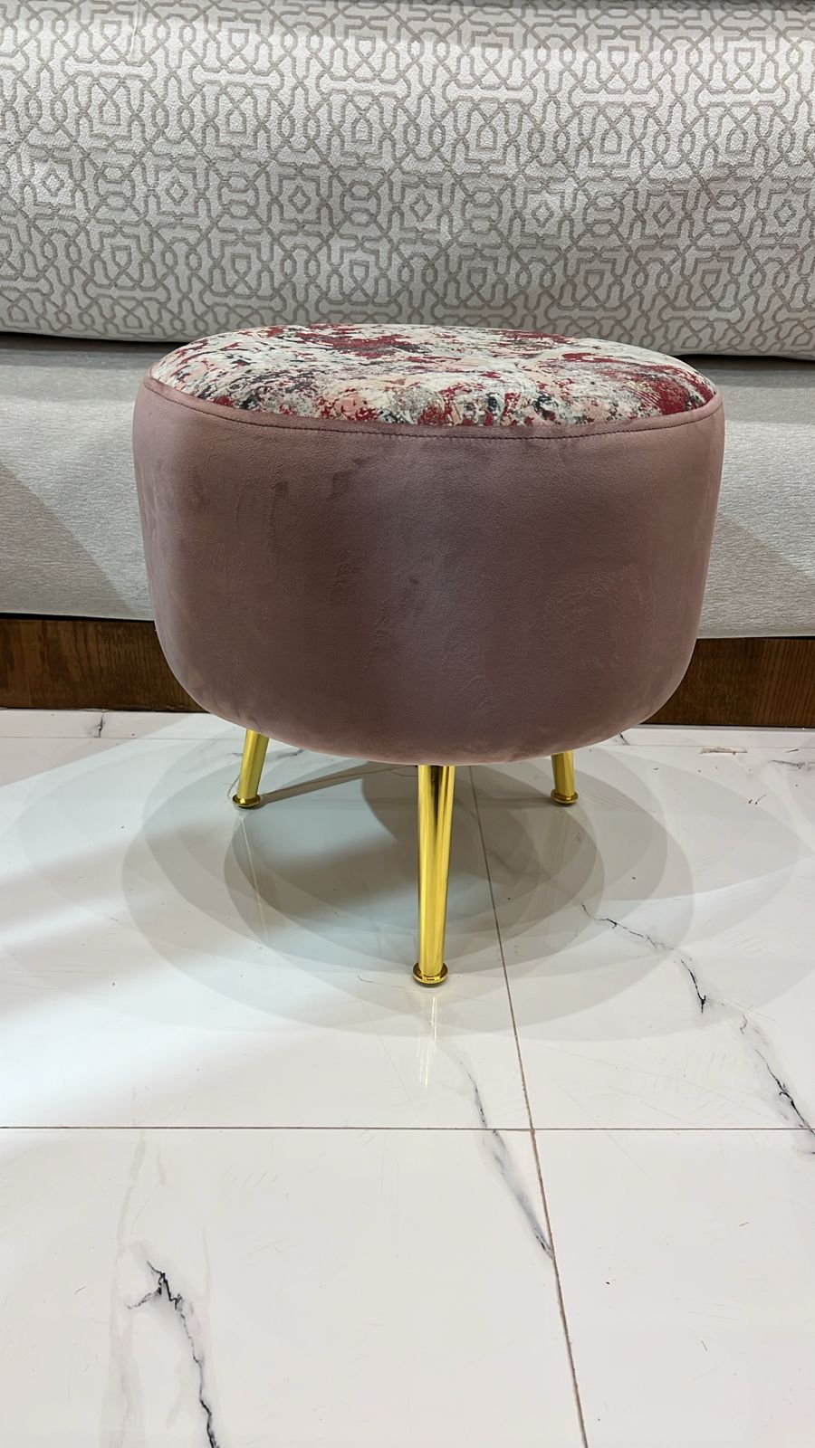 Tabouret rond en Tissu Anti Tache avec pieds dorés – Élégance et confort modernes