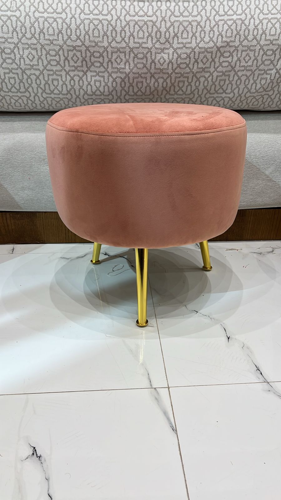 Tabouret rond en Tissu Anti Tache avec pieds dorés – Élégance et confort modernes